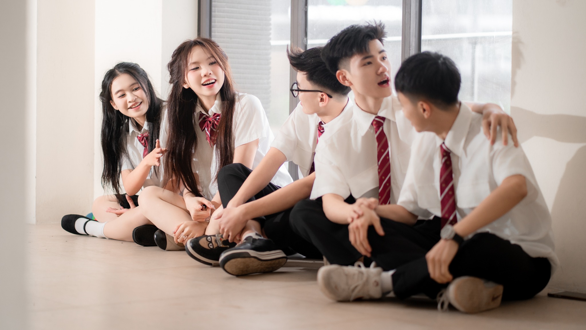 Nhóm bạn trong buổi chụp kỷ yếu do WAGHAII thực hiện