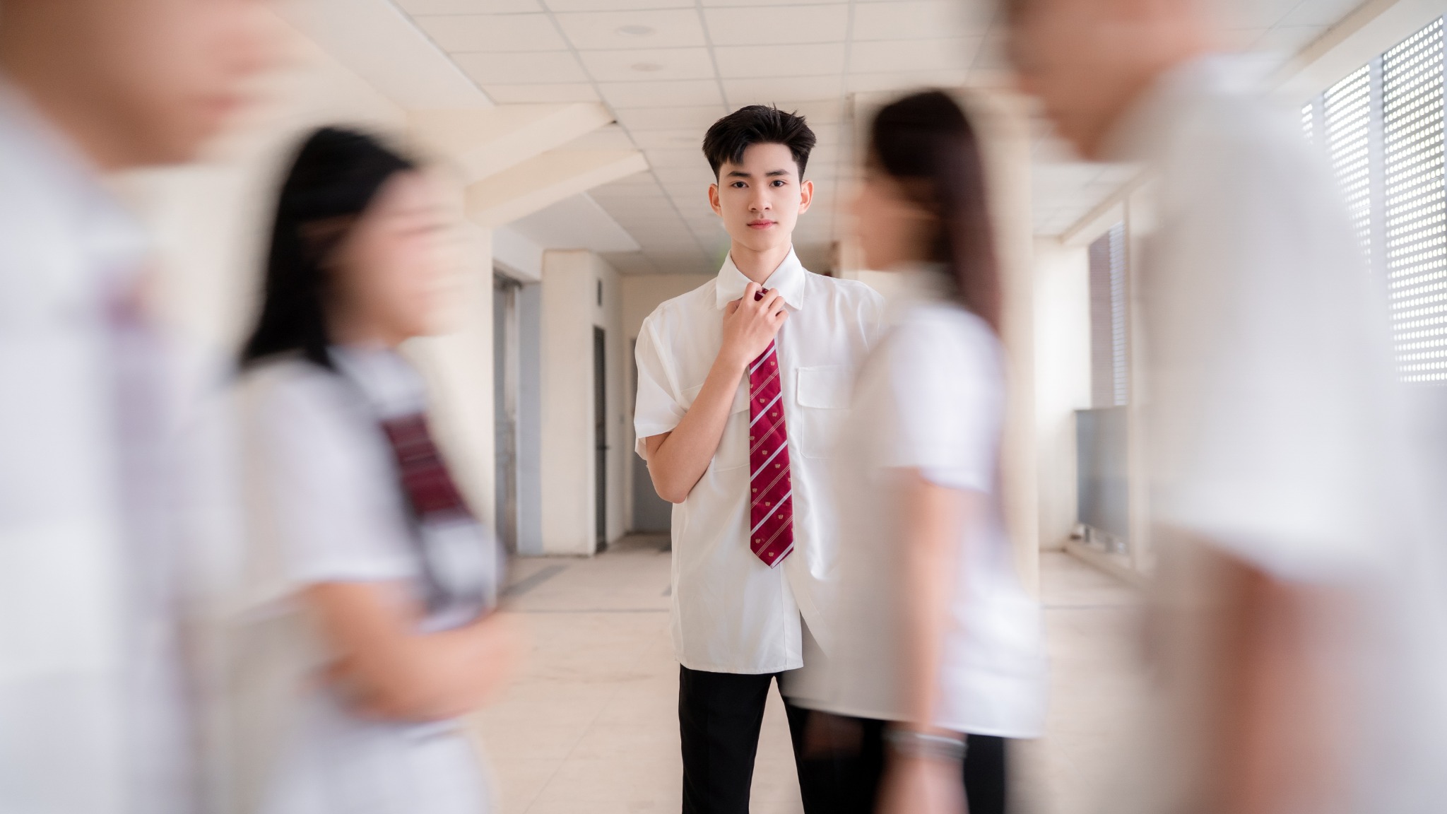 Chân dung nam sinh trong khung cảnh nhóm bạn chuyển động